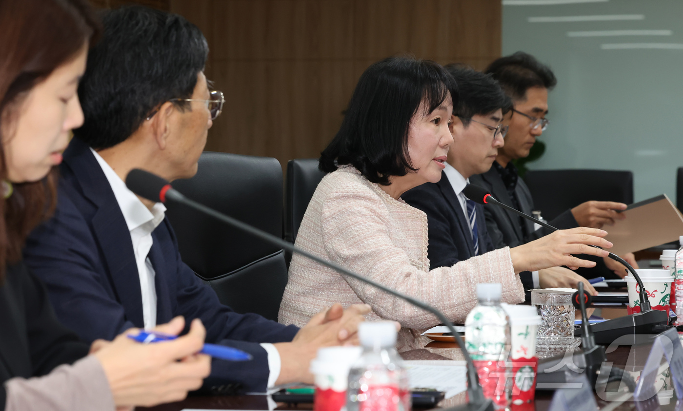 (서울=뉴스1) 장수영 기자 = 송경희 개인정보보호위원회 위원장이 6일 오후 서울 종로구 정부서울청사에서 ISMS-P 인증 개선 관련 회의를 하고 있다.이번 회의는 최근 쿠팡 등 …