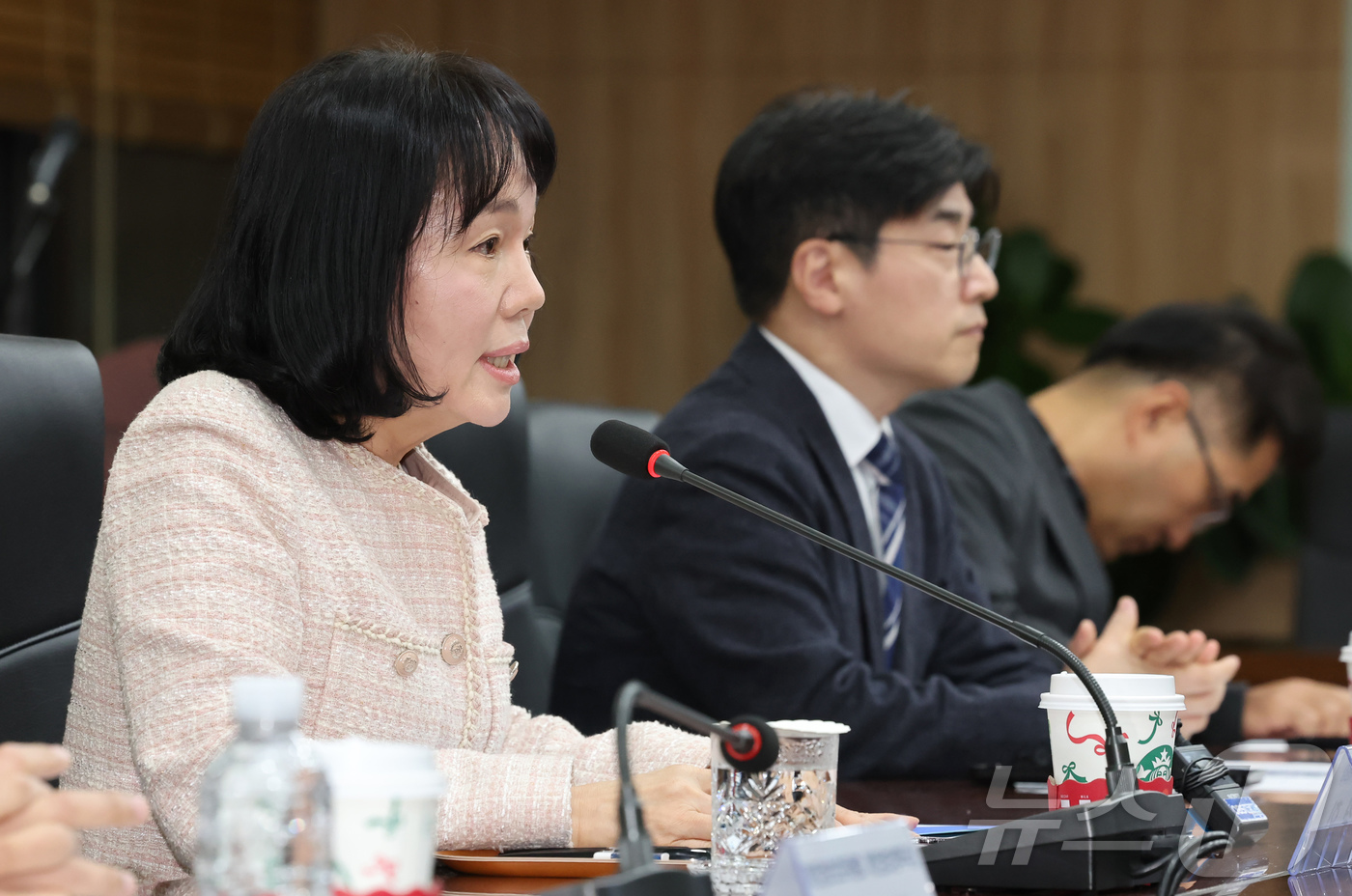 (서울=뉴스1) 장수영 기자 = 송경희 개인정보보호위원회 위원장이 6일 오후 서울 종로구 정부서울청사에서 ISMS-P 인증 개선 관련 회의를 하고 있다.이번 회의는 최근 쿠팡 등 …