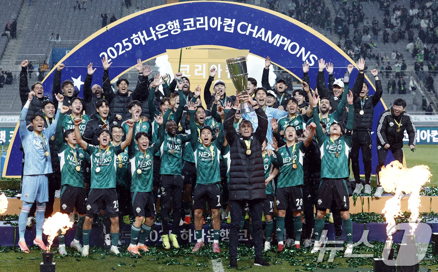 본문 이미지 - 6일 오후 서울 마포구 월드컵로 서울월드컵경기장에서 열린 광주FC와 전북현대의 2025 하나은행 코리아컵 결승전에서 2대1로 승리해 우승을 차지한 전북현대 거스 포옛 감독과 선수단이 우승트로피를 들어올리고 있다. 2025.12.6/뉴스1 ⓒ News1 박정호 기자