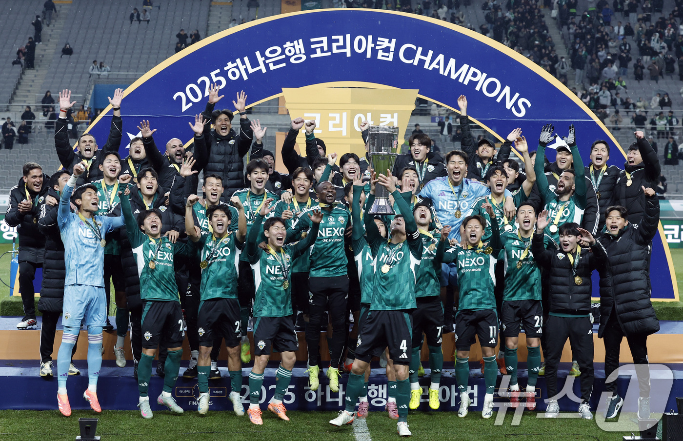 (서울=뉴스1) 박정호 기자 = 6일 오후 서울 마포구 월드컵로 서울월드컵경기장에서 열린 광주FC와 전북현대의 2025 하나은행 코리아컵 결승전에서 2대1로 승리해 우승을 차지한 …