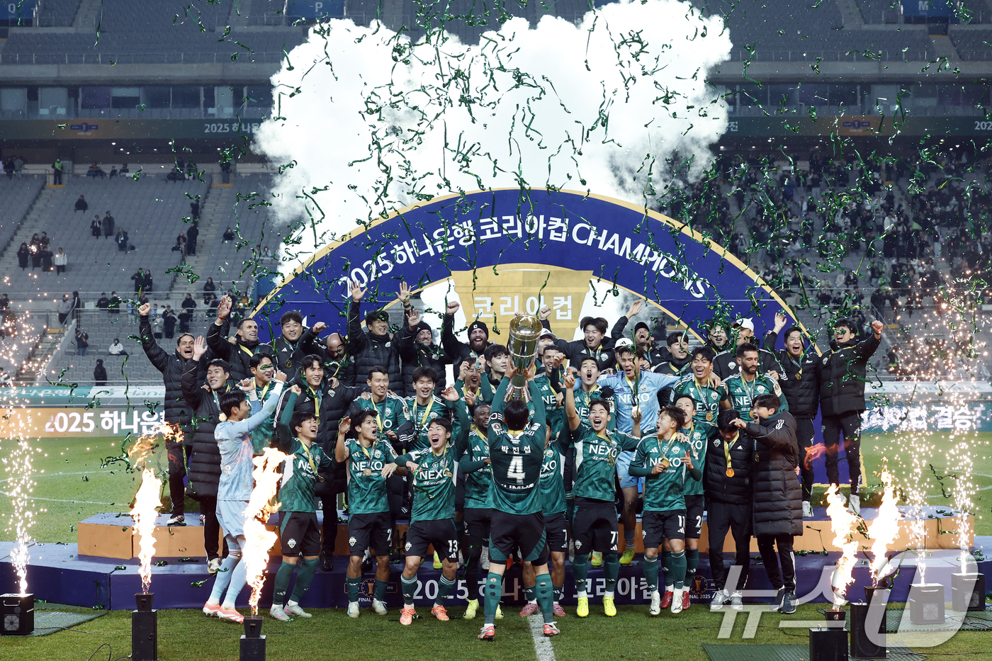 (서울=뉴스1) 박정호 기자 = 6일 오후 서울 마포구 월드컵로 서울월드컵경기장에서 열린 광주FC와 전북현대의 2025 하나은행 코리아컵 결승전에서 2대1로 승리해 우승을 차지한 …