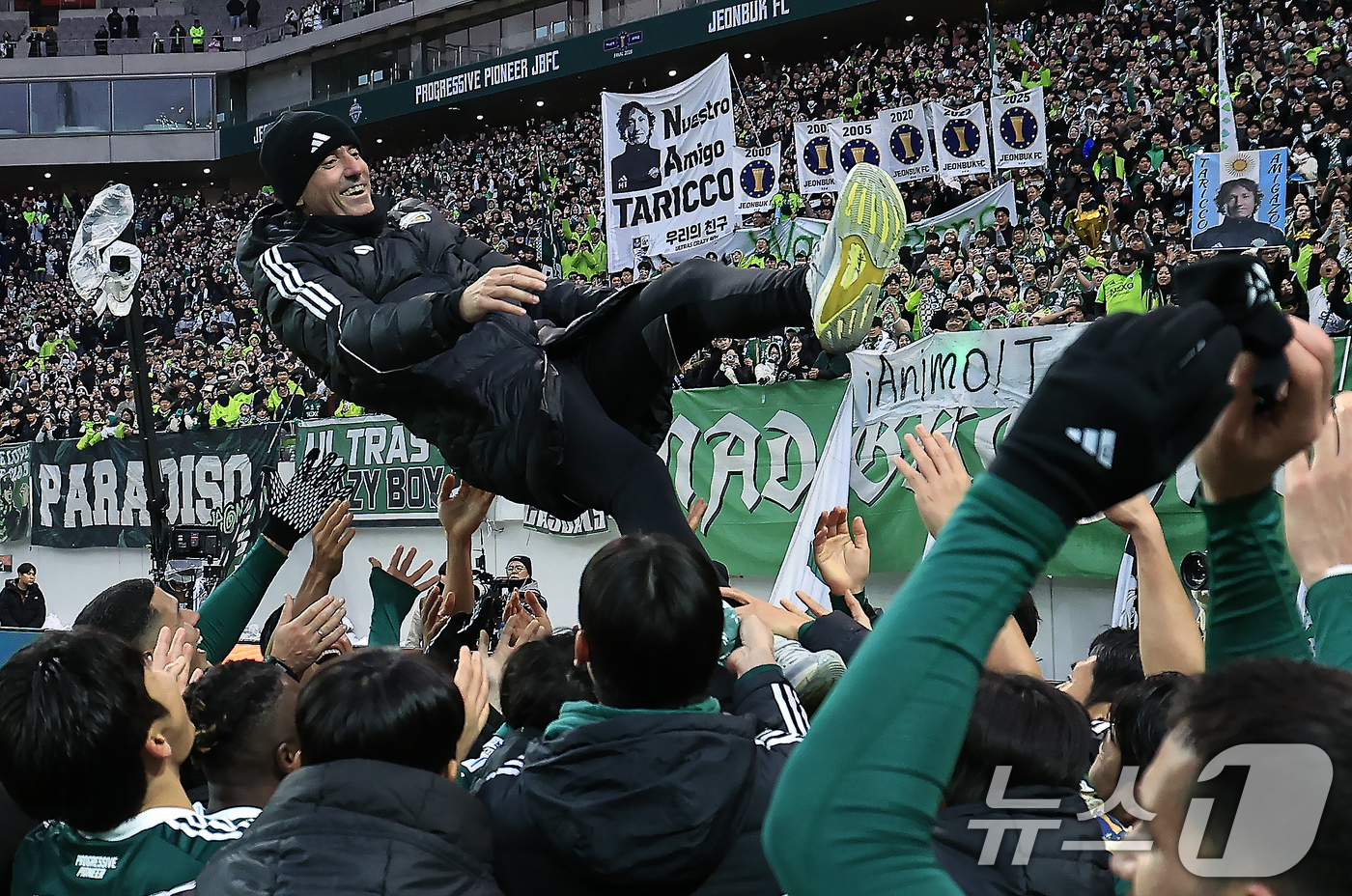 (서울=뉴스1) 박정호 기자 = 6일 오후 서울 마포구 월드컵로 서울월드컵경기장에서 열린 광주FC와 전북현대의 2025 하나은행 코리아컵 결승전에서 2대1로 승리해 우승을 차지한 …