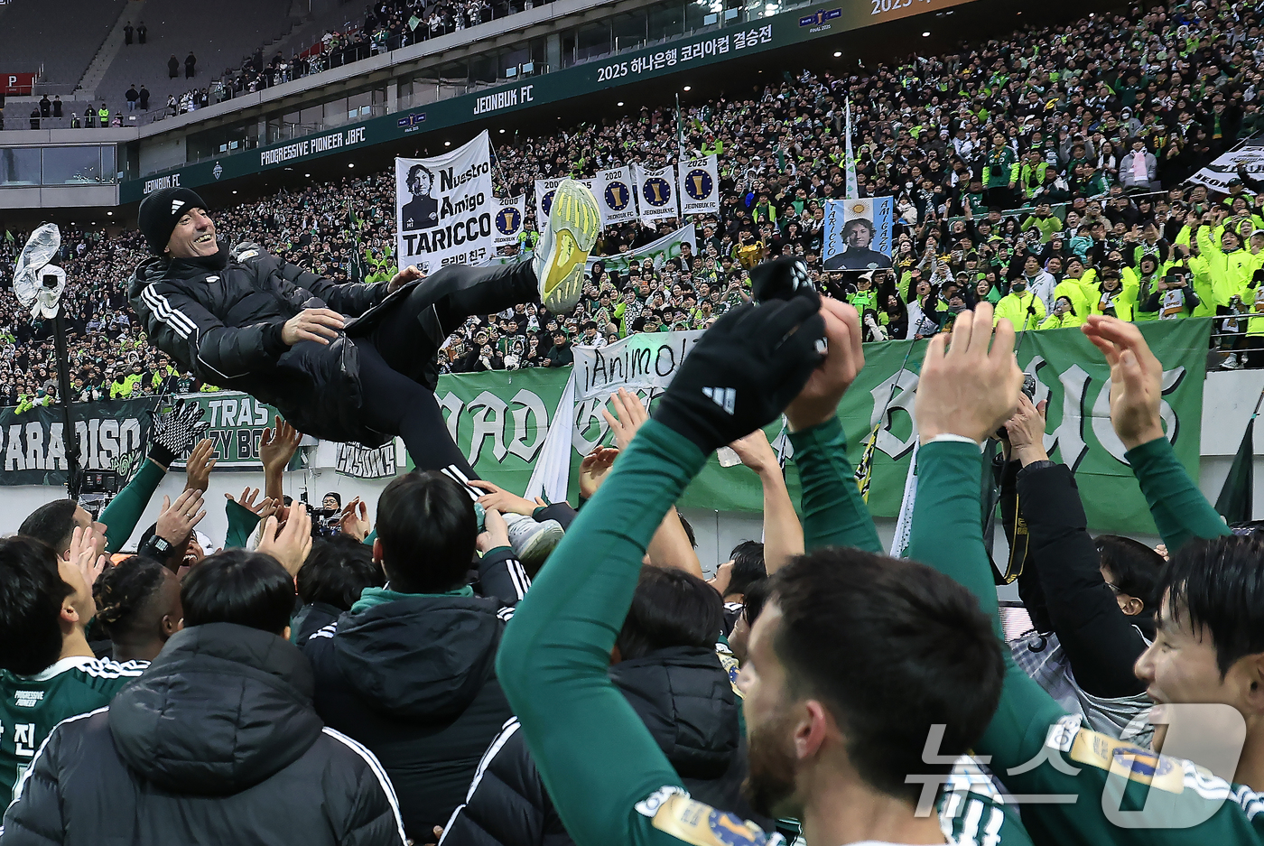 (서울=뉴스1) 박정호 기자 = 6일 오후 서울 마포구 월드컵로 서울월드컵경기장에서 열린 광주FC와 전북현대의 2025 하나은행 코리아컵 결승전에서 2대1로 승리해 우승을 차지한 …