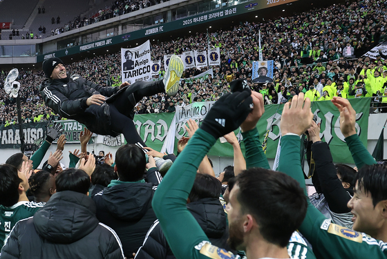 타노스 코치 우승 헹가래 치는 전북현대 선수들