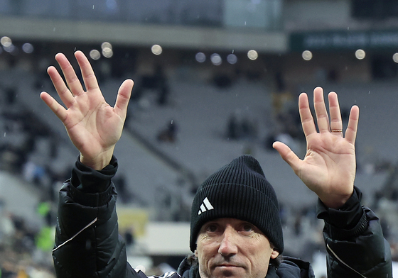 서포터즈에 인사하는 타노스 코치