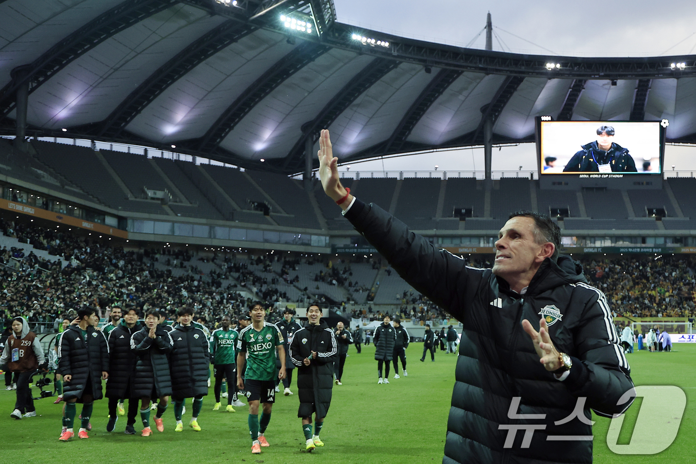 (서울=뉴스1) 박정호 기자 = 6일 오후 서울 마포구 월드컵로 서울월드컵경기장에서 열린 광주FC와 전북현대의 2025 하나은행 코리아컵 결승전에서 2대1로 승리해 우승을 차지한 …