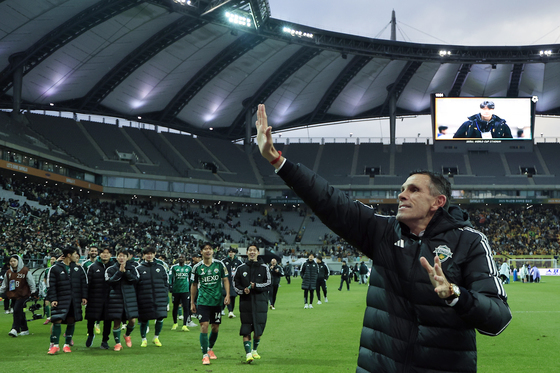 팬들에 인사하는 거스 포옛