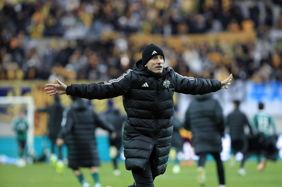 선수들과 반대로 뛴 타노스 수석코치