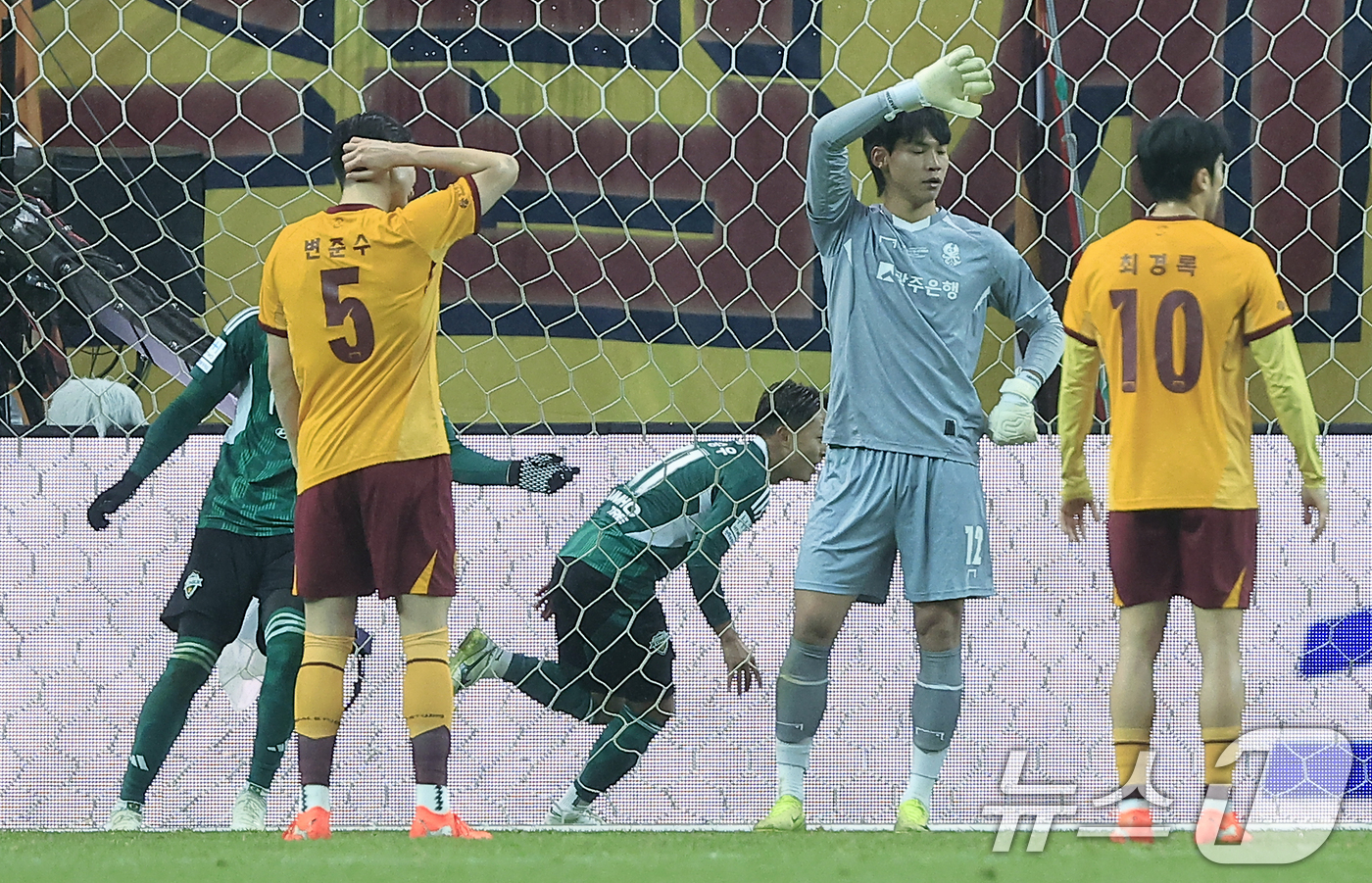 (서울=뉴스1) 박정호 기자 = 6일 오후 서울 마포구 월드컵로 서울월드컵경기장에서 열린 광주FC와 전북현대의 2025 하나은행 코리아컵 결승전에서 전북 이승우가 역전골을 넣은 뒤 …