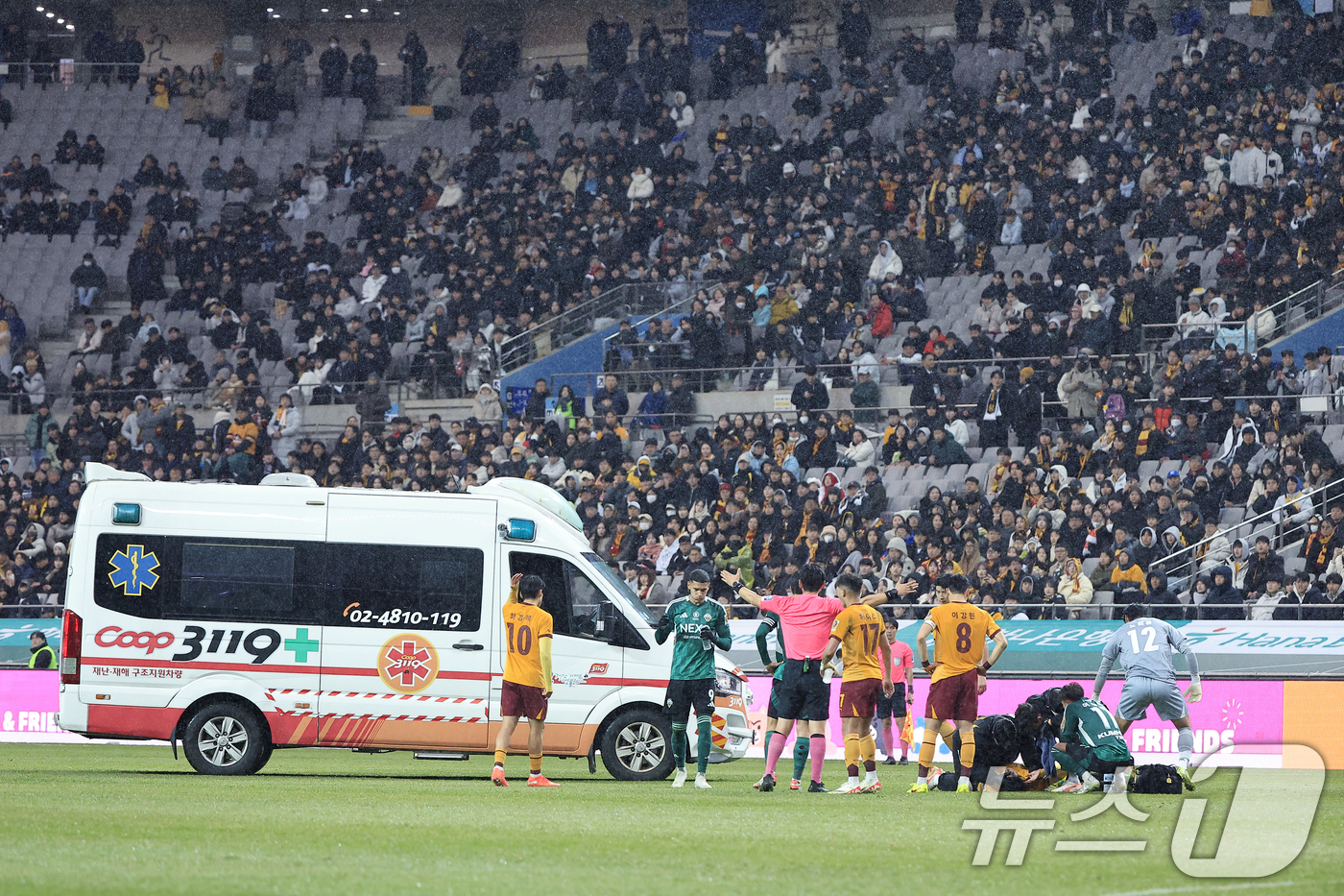 (서울=뉴스1) 박정호 기자 = 6일 오후 서울 마포구 월드컵로 서울월드컵경기장에서 열린 광주FC와 전북현대의 2025 하나은행 코리아컵 결승전에서 전북 이승우의 태클에 크게 다친 …