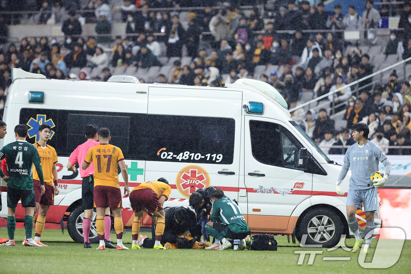 (서울=뉴스1) 박정호 기자 = 6일 오후 서울 마포구 월드컵로 서울월드컵경기장에서 열린 광주FC와 전북현대의 2025 하나은행 코리아컵 결승전에서 전북 이승우의 태클에 크게 다친 …