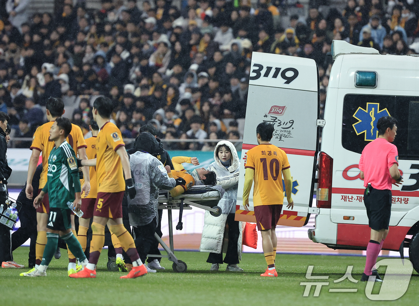 (서울=뉴스1) 박정호 기자 = 6일 오후 서울 마포구 월드컵로 서울월드컵경기장에서 열린 광주FC와 전북현대의 2025 하나은행 코리아컵 결승전에서 전북 이승우의 태클에 크게 다친 …