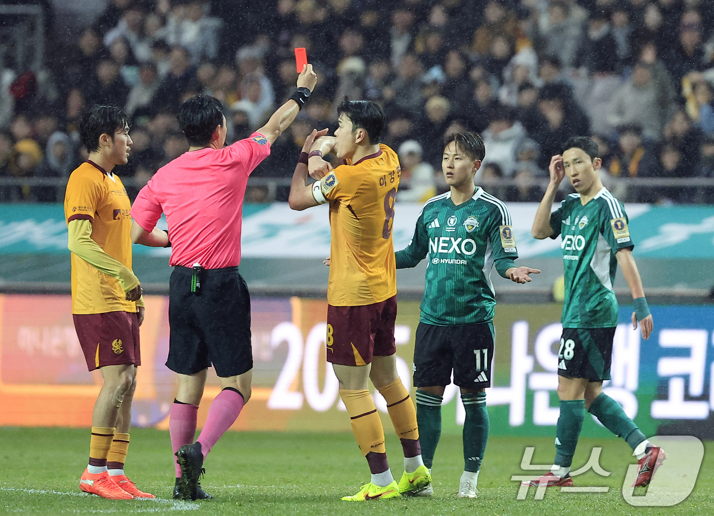 (서울=뉴스1) 박정호 기자 = 6일 오후 서울 마포구 월드컵로 서울월드컵경기장에서 열린 광주FC와 전북현대의 2025 하나은행 코리아컵 결승전에서 전북 이승우가 레드카드를 받고 …