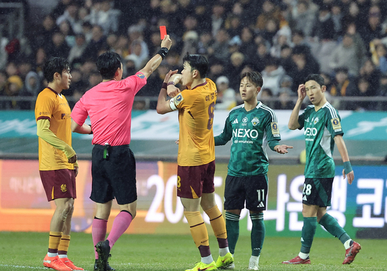 퇴장 당하는 이승우