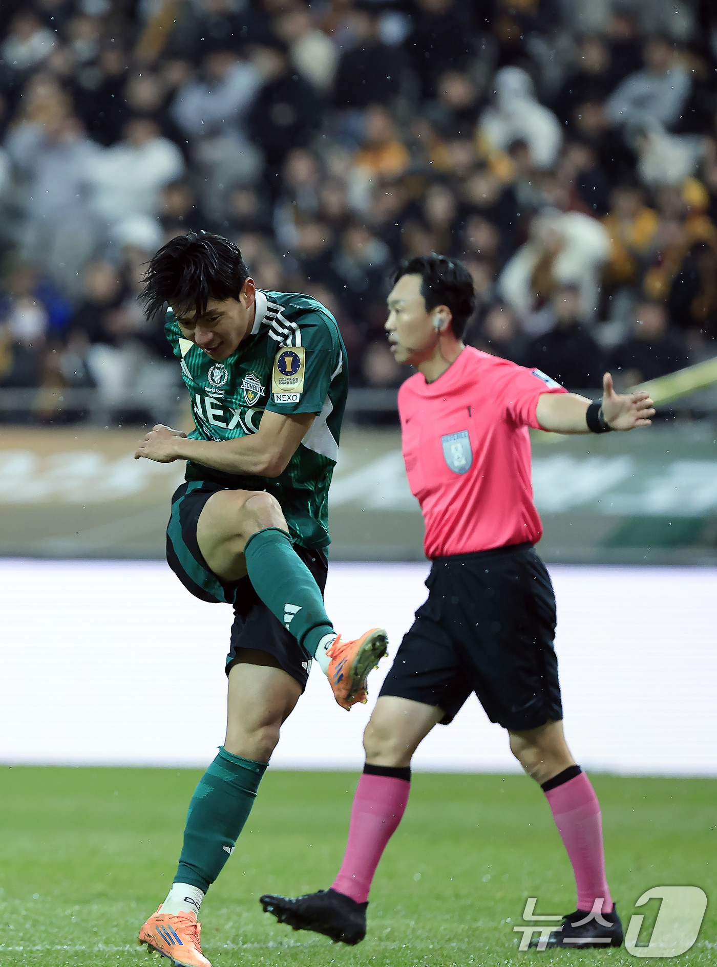 (서울=뉴스1) 박정호 기자 = 6일 오후 서울 마포구 월드컵로 서울월드컵경기장에서 열린 광주FC와 전북현대의 2025 하나은행 코리아컵 결승전에서 전북 전진우가 슈팅이 막히자 화 …