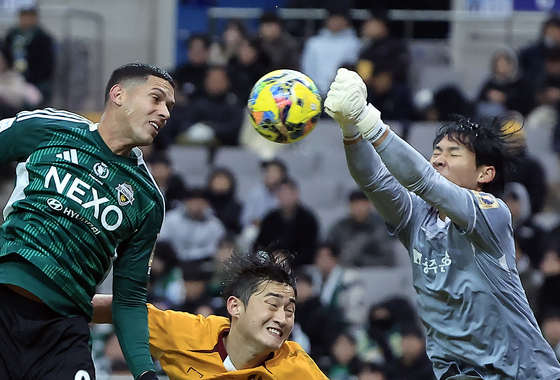 광주 골문 노리는 티아고