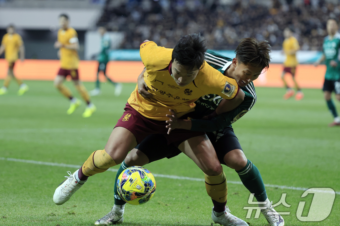 (서울=뉴스1) 박정호 기자 = 6일 오후 서울 마포구 월드컵로 서울월드컵경기장에서 열린 광주FC와 전북현대의 2025 하나은행 코리아컵 결승전에서 전북 이승우가 광주 조성권을 강 …