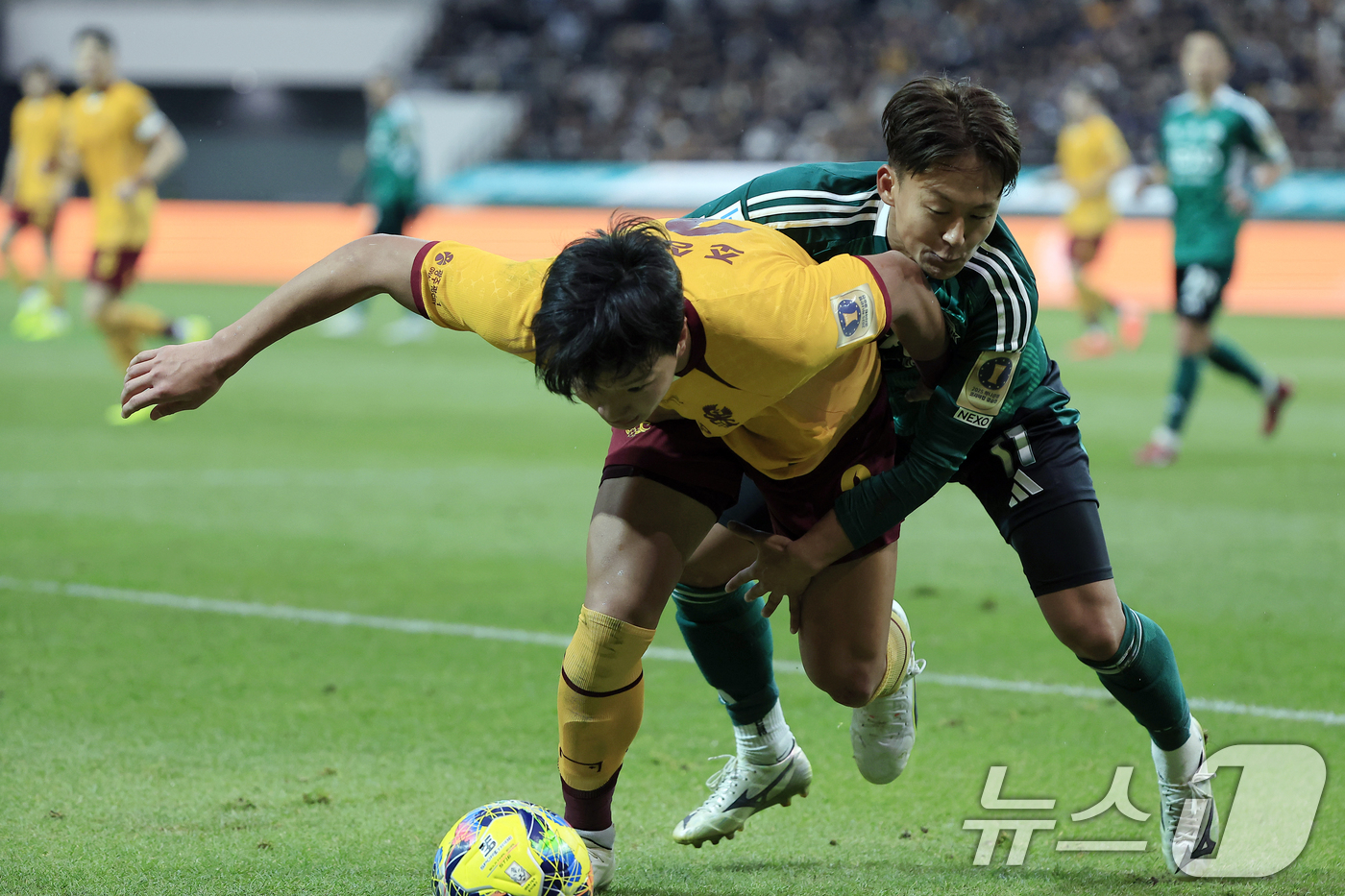 (서울=뉴스1) 박정호 기자 = 6일 오후 서울 마포구 월드컵로 서울월드컵경기장에서 열린 광주FC와 전북현대의 2025 하나은행 코리아컵 결승전에서 전북 이승우가 광주 조성권을 강 …