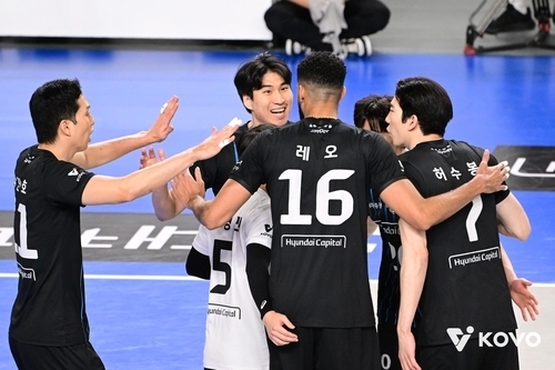 현대캐피탈, KB손보 3-0 완파…현대건설은 흥국생명에 셧아웃 승리