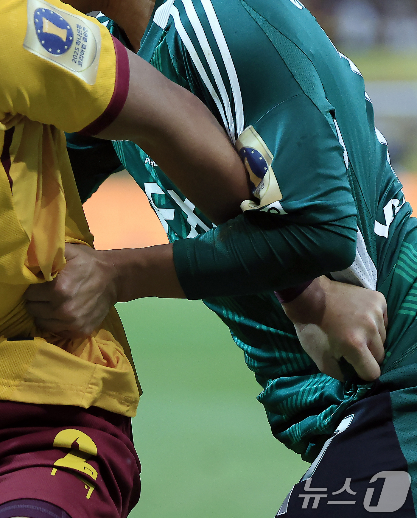 (서울=뉴스1) 박정호 기자 = 6일 오후 서울 마포구 월드컵로 서울월드컵경기장에서 열린 광주FC와 전북현대의 2025 하나은행 코리아컵 결승전에서 전북 이승우와 광주 조성권이 서 …