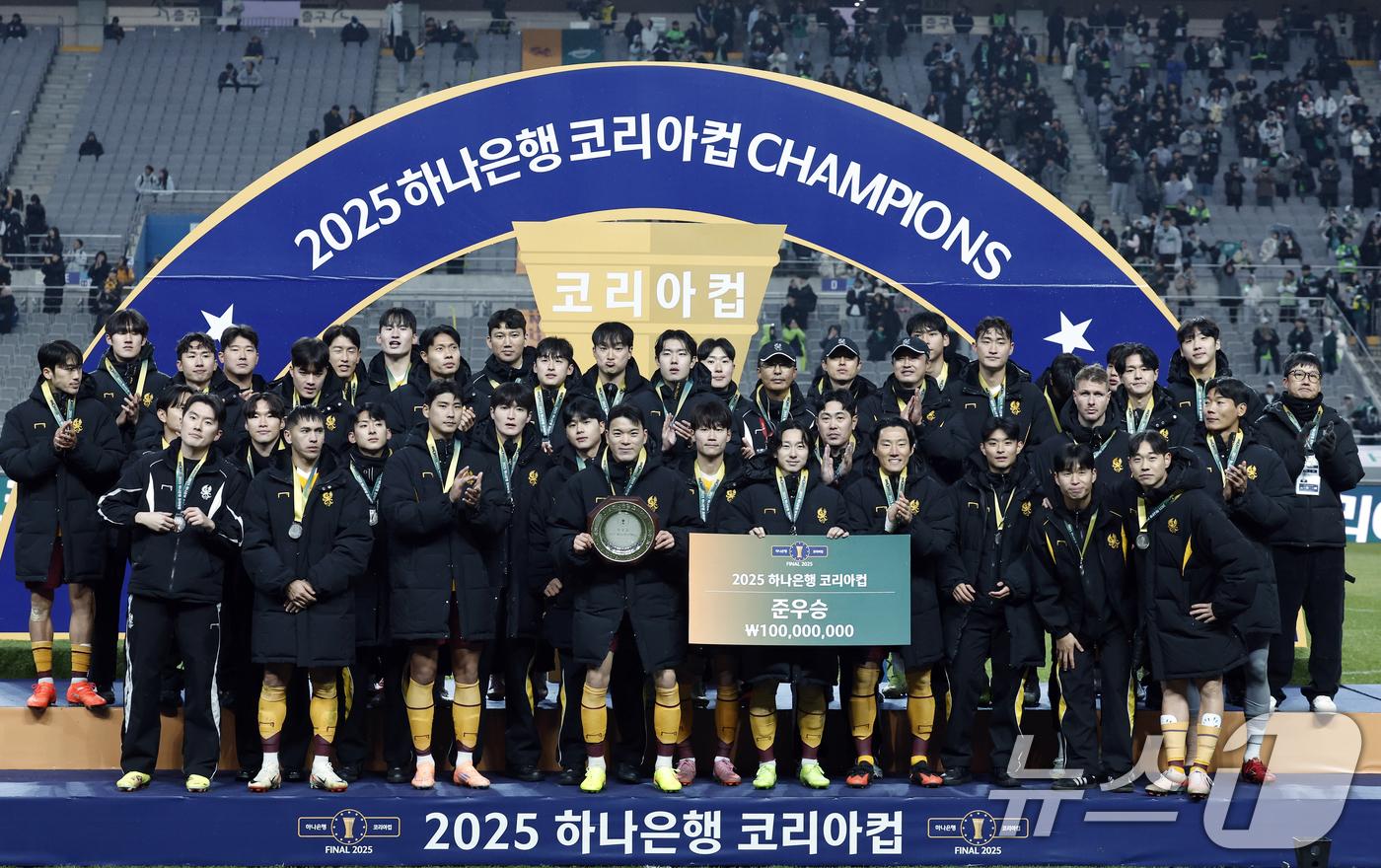 (서울=뉴스1) 박정호 기자 = 6일 오후 서울 마포구 월드컵로 서울월드컵경기장에서 열린 광주FC와 전북현대의 2025 하나은행 코리아컵 결승전에서 2대1로 패하며 준우승을 차지한 …