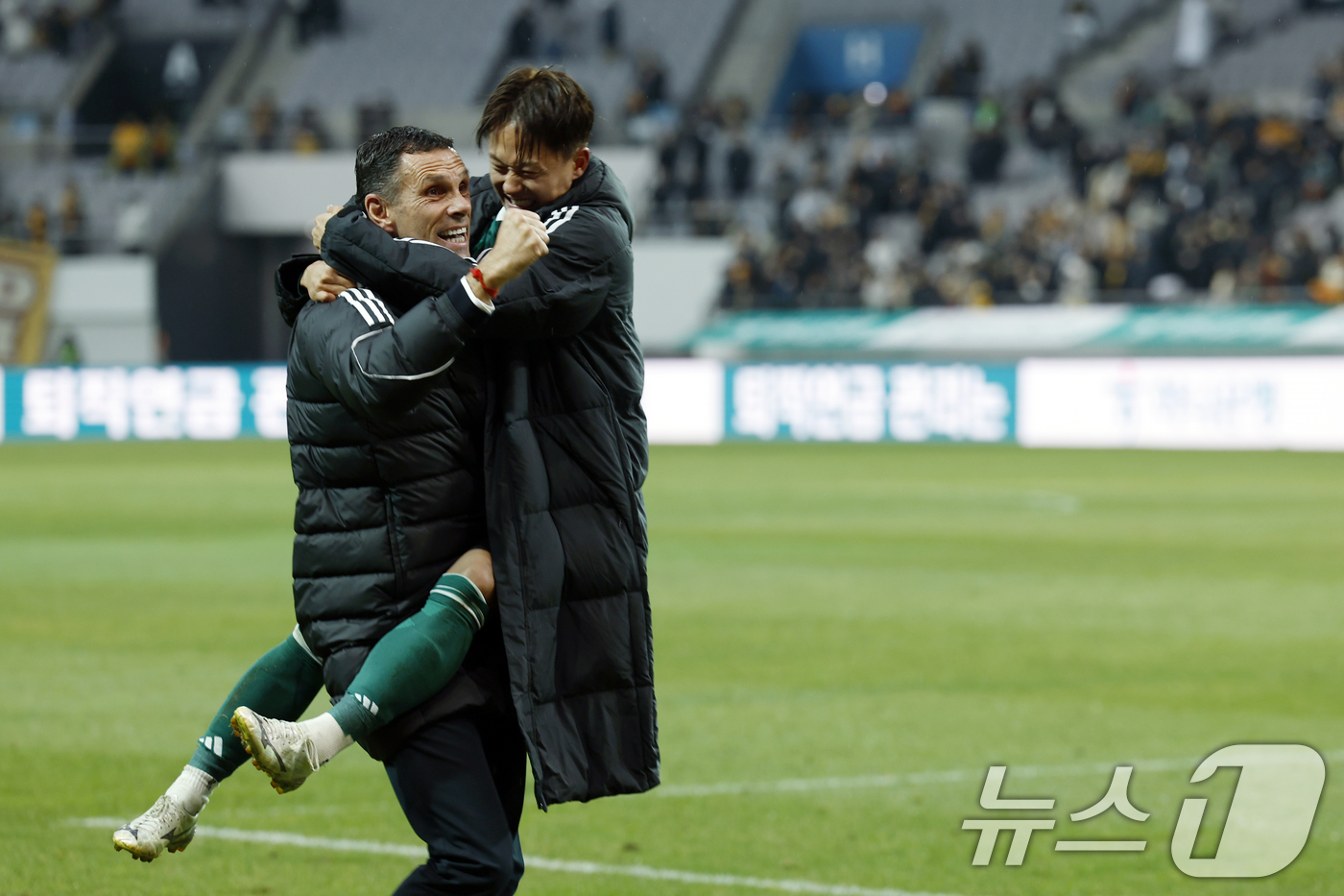 (서울=뉴스1) 박정호 기자 = 6일 오후 서울 마포구 월드컵로 서울월드컵경기장에서 열린 광주FC와 전북현대의 2025 하나은행 코리아컵 결승전에서 역전골을 넣은 전북 이승우가 2 …