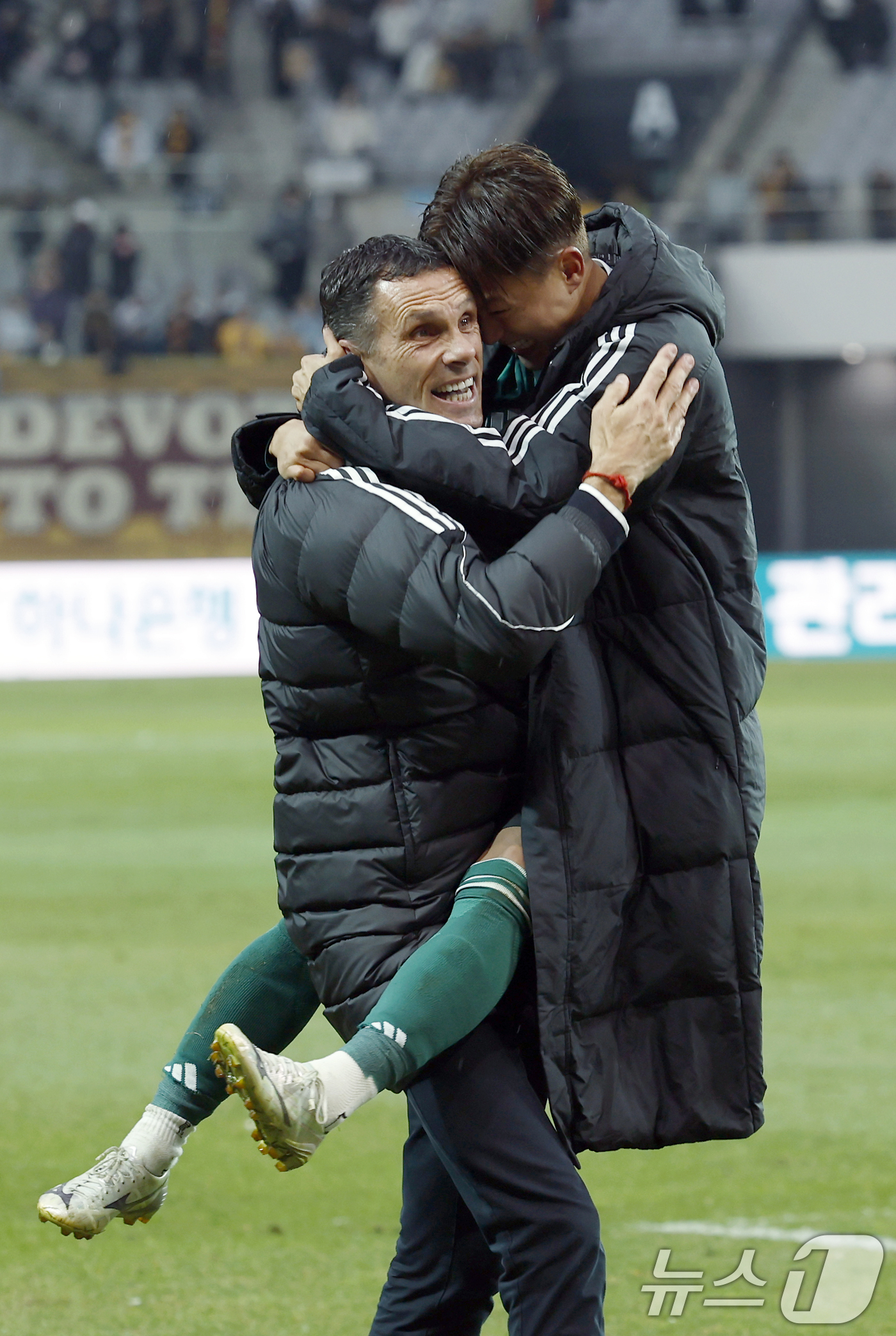 (서울=뉴스1) 박정호 기자 = 6일 오후 서울 마포구 월드컵로 서울월드컵경기장에서 열린 광주FC와 전북현대의 2025 하나은행 코리아컵 결승전에서 역전골을 넣은 전북 이승우가 2 …