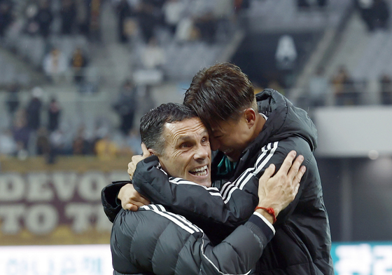 우승 기쁨 나누는 거스 포옛 감독과 이승우