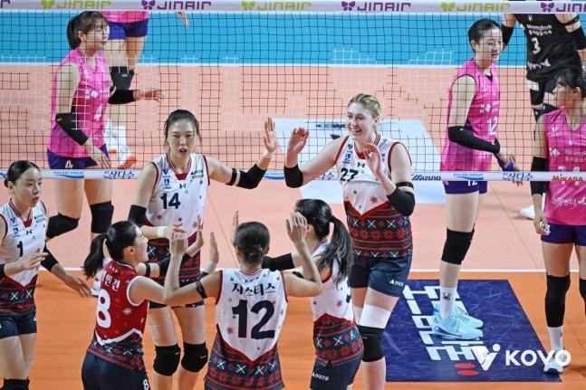 본문 이미지 - 흥국생명이 현대건설을 3-0으로 완파했다.&#40;KOVO 제공&#41;