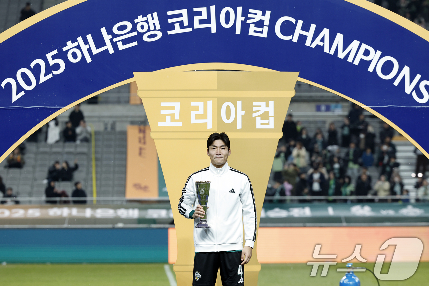 (서울=뉴스1) 박정호 기자 = 6일 오후 서울 마포구 월드컵로 서울월드컵경기장에서 열린 광주FC와 전북현대의 2025 하나은행 코리아컵 시상식에서 최우수선수상을 받은 전북현대 박 …