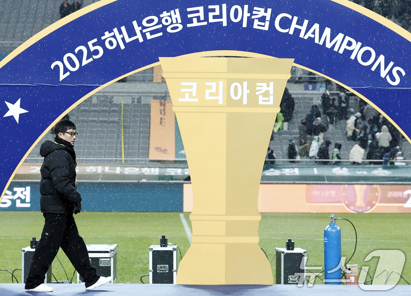 (서울=뉴스1) 박정호 기자 = 6일 오후 서울 마포구 월드컵로 서울월드컵경기장에서 열린 광주FC와 전북현대의 2025 하나은행 코리아컵 시상식에서 준우승 메달을 받은 이정효 광주 …