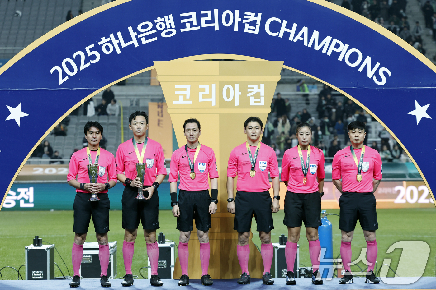 (서울=뉴스1) 박정호 기자 = 6일 오후 서울 마포구 월드컵로 서울월드컵경기장에서 열린 광주FC와 전북현대의 2025 하나은행 코리아컵 시상식에서 심판상을 받은 심판들이 포즈를 …