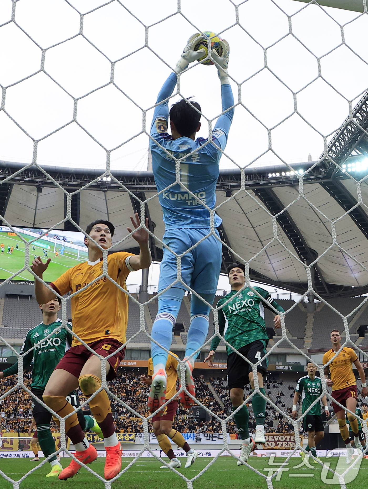 (서울=뉴스1) 박정호 기자 = 6일 오후 서울 마포구 월드컵로 서울월드컵경기장에서 열린 광주FC와 전북현대의 2025 하나은행 코리아컵 결승전에서 전북현대 김정훈 골키퍼가 광주 …