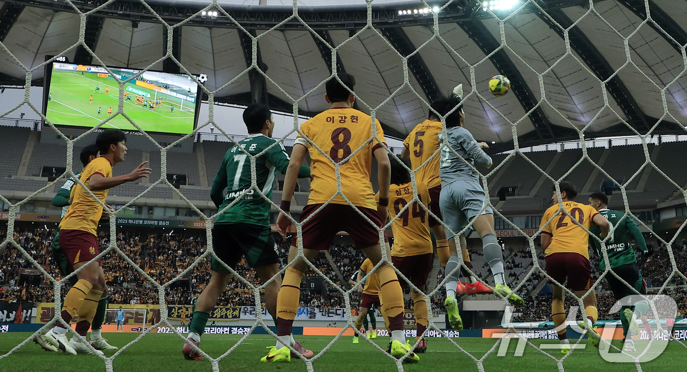 (서울=뉴스1) 박정호 기자 = 6일 오후 서울 마포구 월드컵로 서울월드컵경기장에서 열린 광주FC와 전북현대의 2025 하나은행 코리아컵 결승전에서 전북 티아고에 앞서 광주 노희동 …