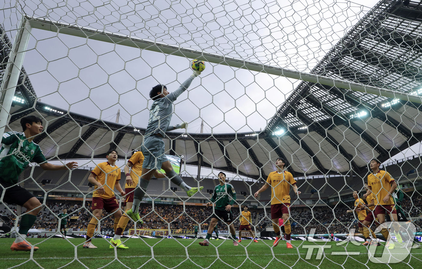 (서울=뉴스1) 박정호 기자 = 6일 오후 서울 마포구 월드컵로 서울월드컵경기장에서 열린 광주FC와 전북현대의 2025 하나은행 코리아컵 결승전에서 전북 티아고에 앞서 광주 노희동 …