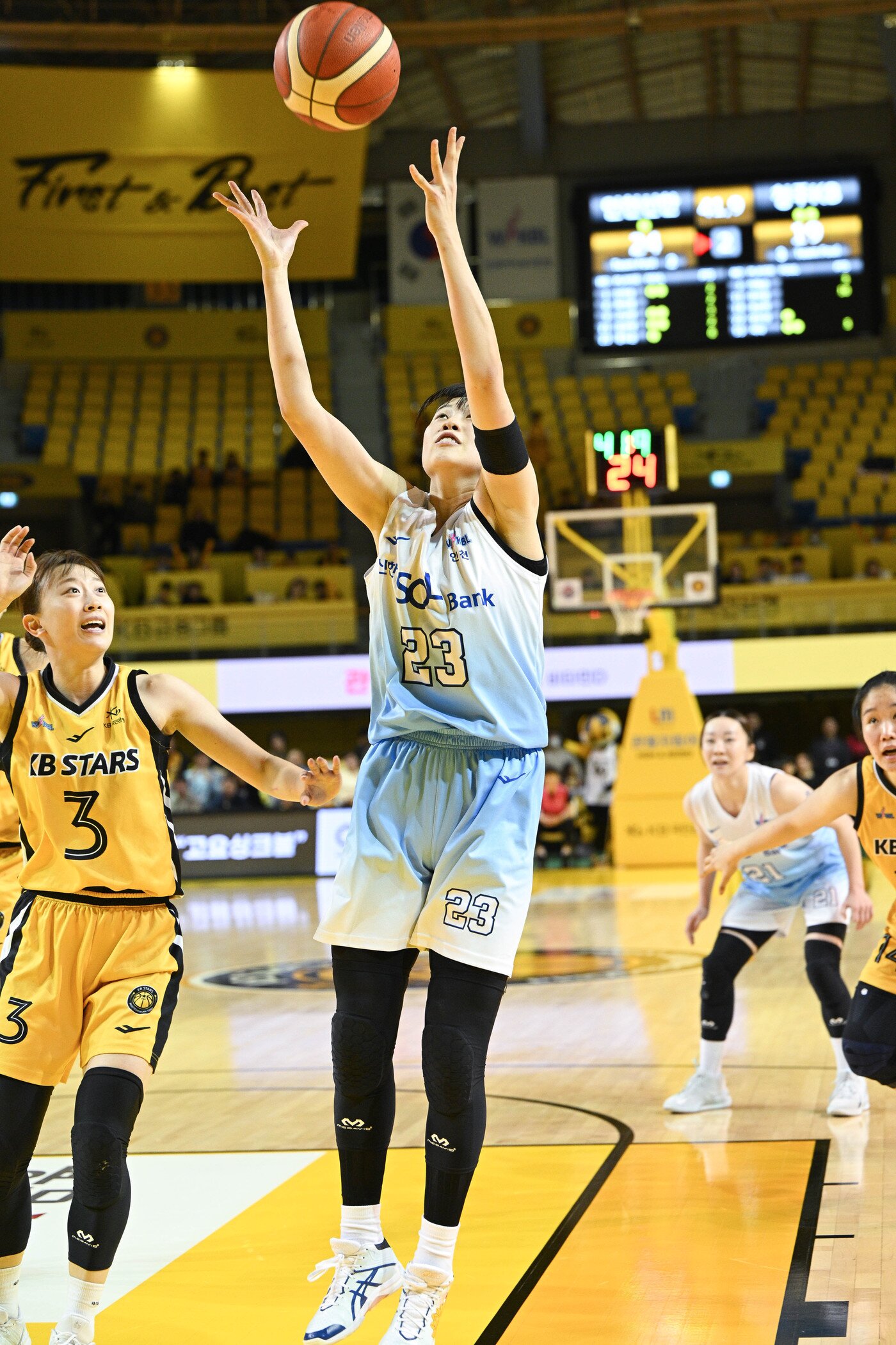 본문 이미지 - 여자농구 신한은행 홍유순이 6일 KB스타즈와 경기에서 슛을 쏘고 있다.&#40;WKBL 제공&#41;