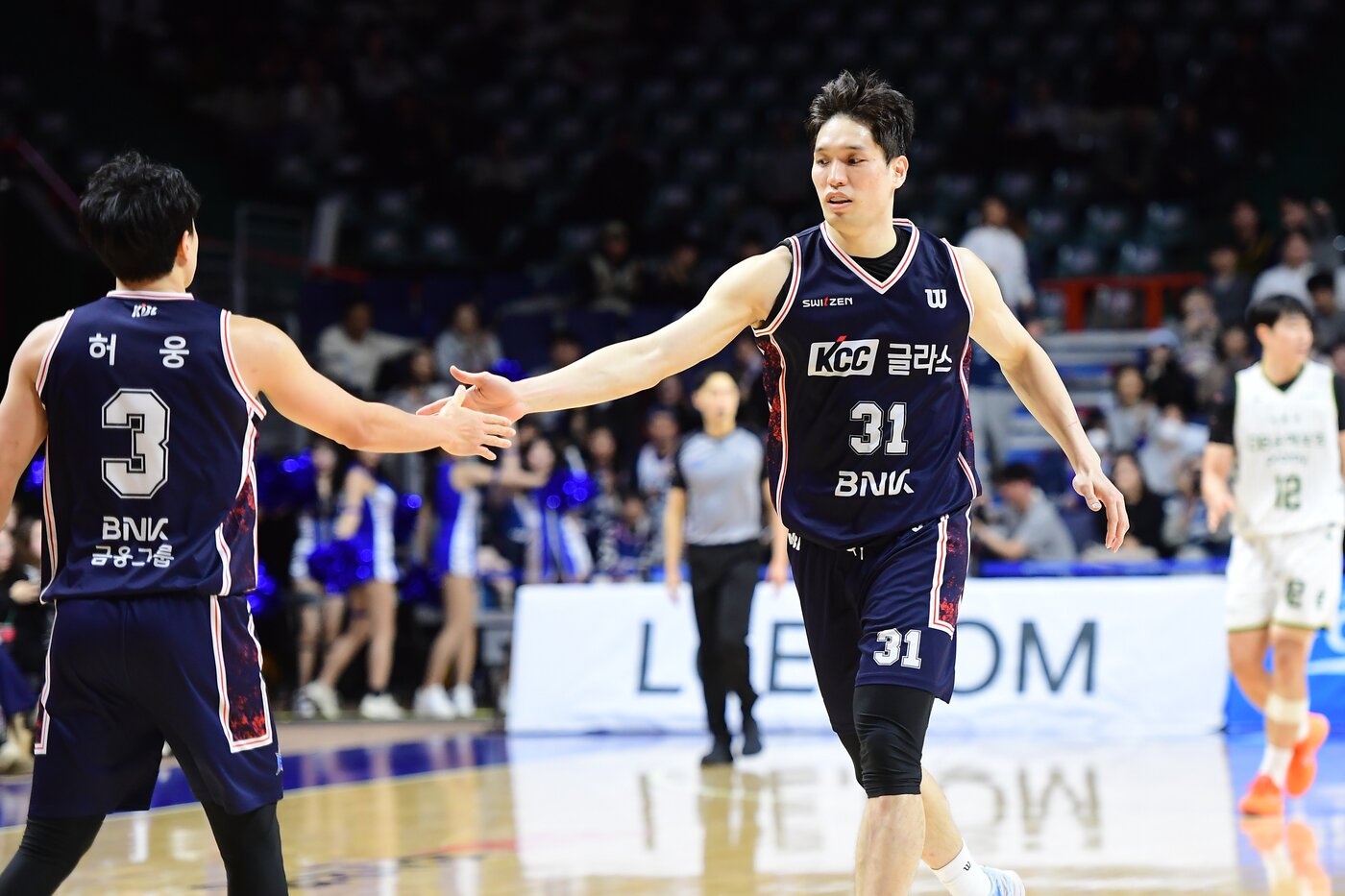 본문 이미지 - 프로농구 KCC 장재석&#40;오른쪽&#41;이 6일 DB와 경기에서 허웅과 하이파이브를 하고 있다.&#40;KBL 제공&#41;