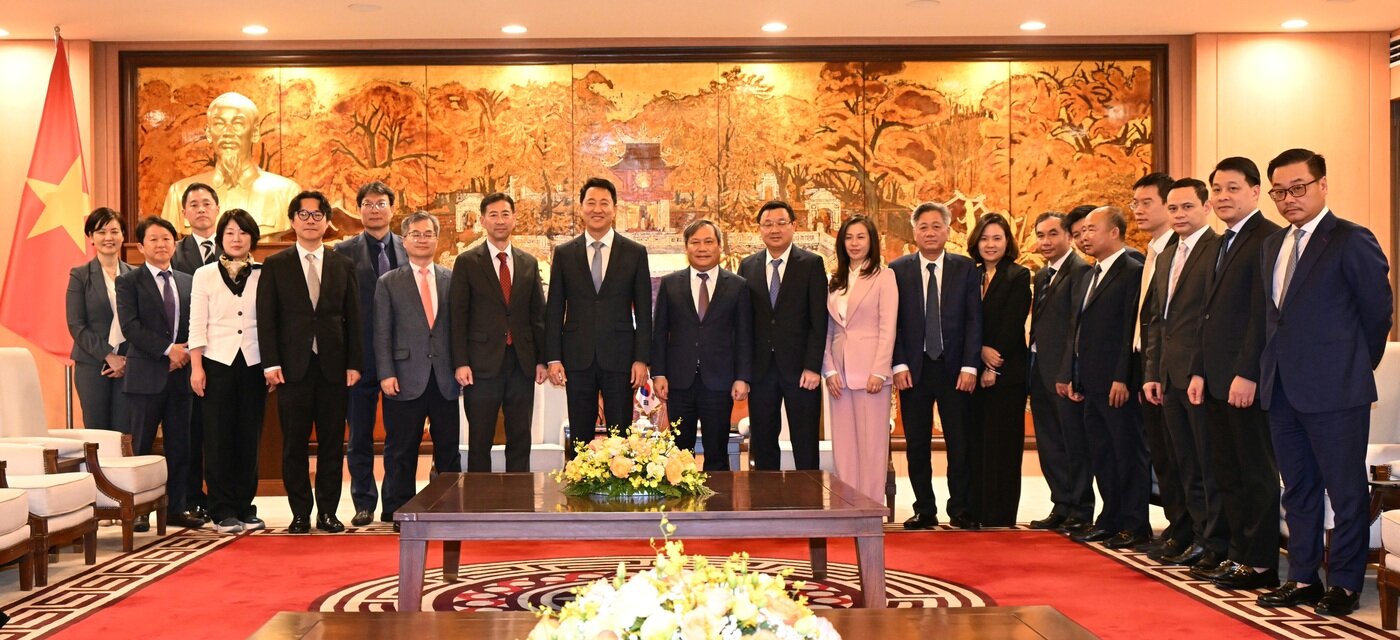 본문 이미지 - 오세훈 서울시장이 지난 5일&#40;현지시간&#41; 하노이 인민위원회를 찾아 부 다이 탕 하노이 인민위원장을 비롯한 면담 참석자들과 기념사진을 촬영하고 있다.   &#40;서울시 제공&#41; 뉴스1 ⓒ News1