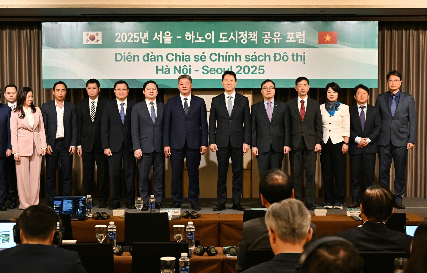 본문 이미지 -  오세훈 서울시장이 5일&#40;금&#41; 롯데호텔 하노이에서 열린 &#39;2025 서울-하노이 도시정책 공유 포럼&#39; 참석자들과 기념사진을 촬영하고 있다.&#40;서울시 제공&#41;  뉴스1 ⓒ News1