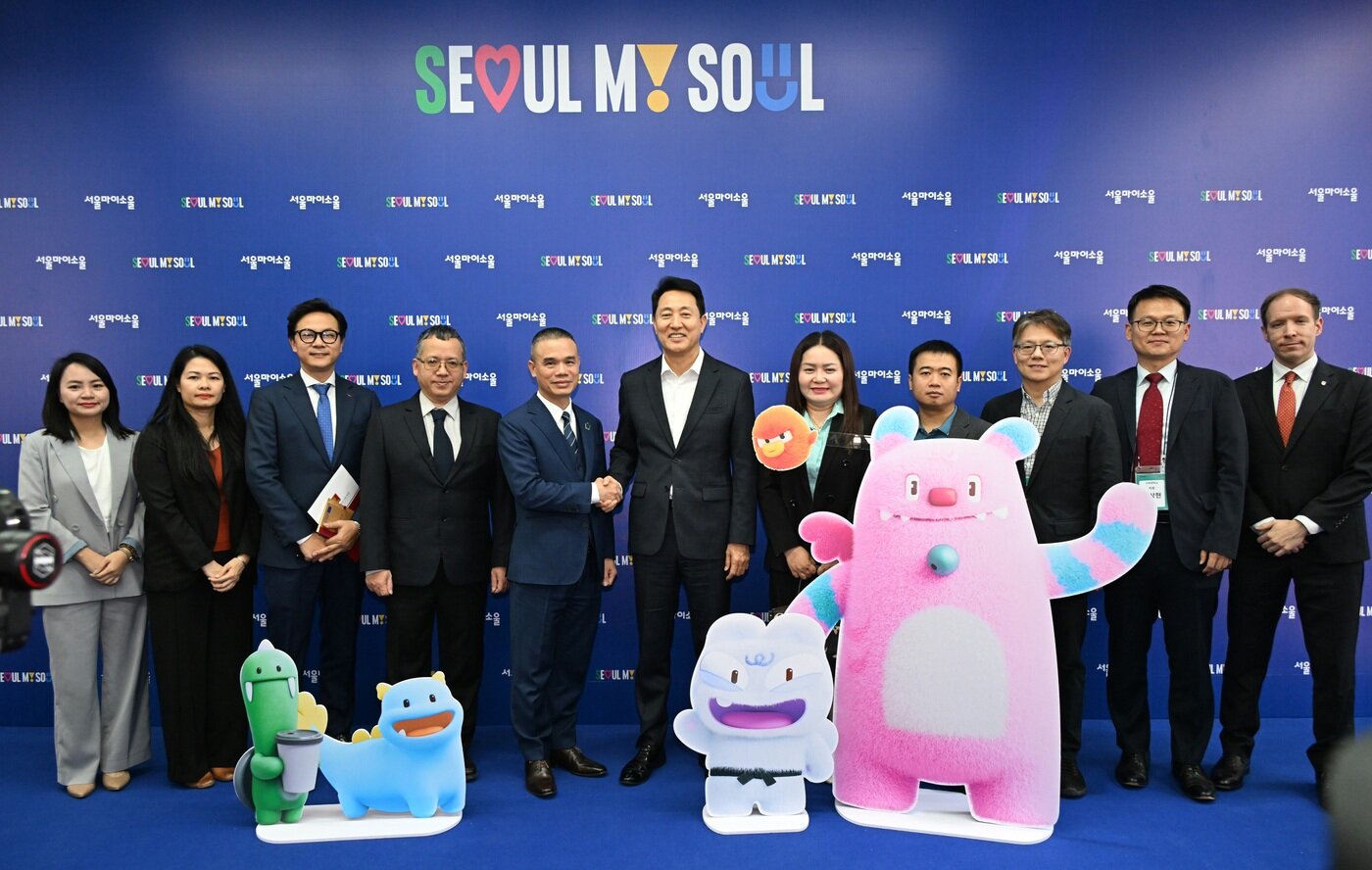 본문 이미지 -  오세훈 서울시장이 지난 5일&#40;현지시간&#41; 하노이대학교에서 열린 &#39;서울 인재유치 네트워크 프로모션&#39; 참석자들과 기념사진을 촬영하고 있다. &#40;서울시 제공&#41; 뉴스1 ⓒ News1