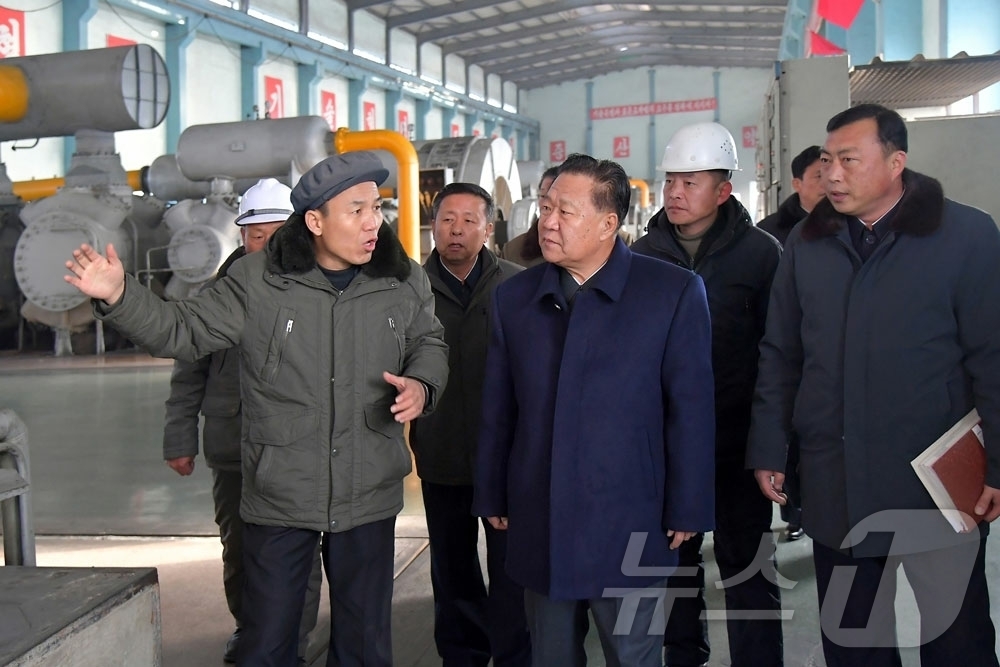 (평양 노동신문=뉴스1) = 북한 노동당 기관지 노동신문은 7일 "조선노동당 중앙위원회 정치국 상무위원회 위원이며 조선민주주의인민공화국 최고인민회의 상임위원회 위원장인 최룡해동지가 …