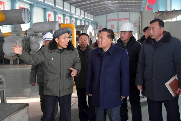 北 최룡해, 남흥청년화학연합기업소 등 시찰…반제 계급의식 고취도[데일리 북한]