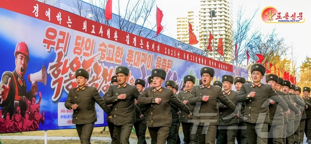 (평양 노동신문=뉴스1) = 북한 노동당 기관지 노동신문은 7일 "당의 웅대한 구상에 따라 일떠서는 학용품공장과 교구비품공장은 교육분야의 물질적 토대를 강화하고 교육조건과 환경을 …