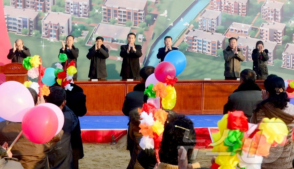 (평양 노동신문=뉴스1) = 북한 노동당 기관지 노동신문은 7일 "락원군 흥상농장, 금야군 읍농장에서 살림집 입사모임이 진행됐다"고 보도했다. [국내에서만 사용가능. 재배포 금지. …