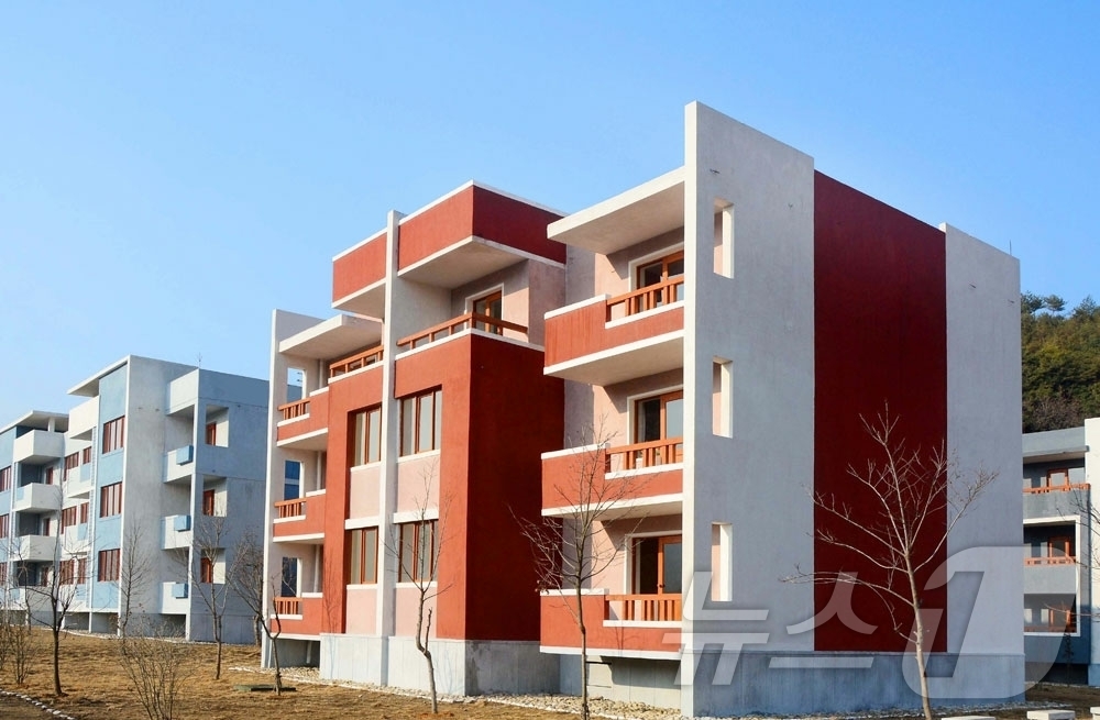 (평양 노동신문=뉴스1) = 북한 노동당 기관지 노동신문은 7일 "락원군 흥상농장, 금야군 읍농장에서 살림집 입사모임이 진행됐다"고 보도했다. [국내에서만 사용가능. 재배포 금지. …