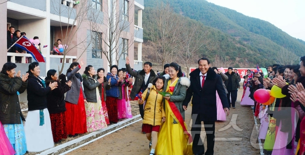 (평양 노동신문=뉴스1) = 북한 노동당 기관지 노동신문은 7일 "락원군 흥상농장, 금야군 읍농장에서 살림집 입사모임이 진행됐다"고 보도했다. [국내에서만 사용가능. 재배포 금지. …