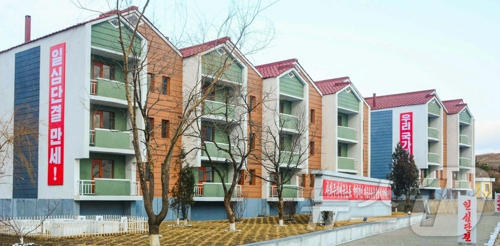 (평양 노동신문=뉴스1) = 북한 노동당 기관지 노동신문은 7일 "락원군 흥상농장, 금야군 읍농장에서 살림집 입사모임이 진행됐다"고 보도했다. [국내에서만 사용가능. 재배포 금지. …