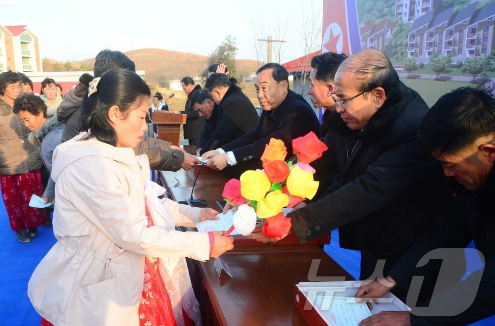 (평양 노동신문=뉴스1) = 북한 노동당 기관지 노동신문은 7일 "락원군 흥상농장, 금야군 읍농장에서 살림집 입사모임이 진행됐다"고 보도했다. [국내에서만 사용가능. 재배포 금지. …