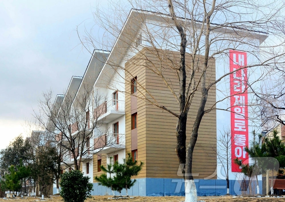 (평양 노동신문=뉴스1) = 북한 노동당 기관지 노동신문은 7일 "락원군 흥상농장, 금야군 읍농장에서 살림집 입사모임이 진행됐다"고 보도했다. [국내에서만 사용가능. 재배포 금지. …