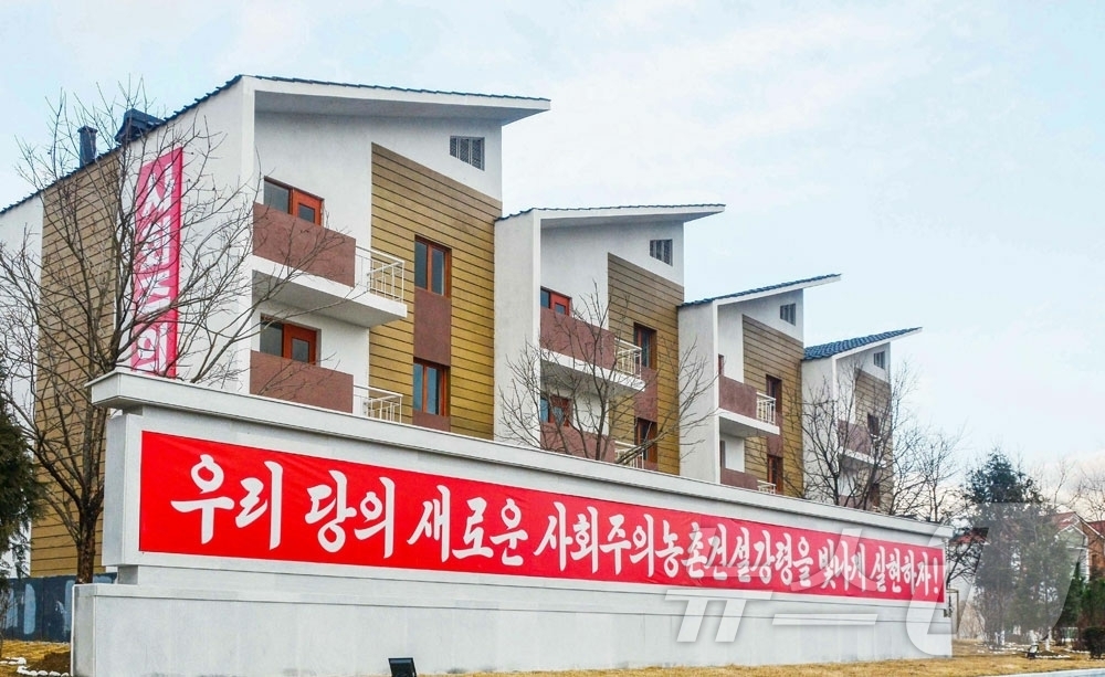 (평양 노동신문=뉴스1) = 북한 노동당 기관지 노동신문은 7일 "락원군 흥상농장, 금야군 읍농장에서 살림집 입사모임이 진행됐다"고 보도했다. [국내에서만 사용가능. 재배포 금지. …